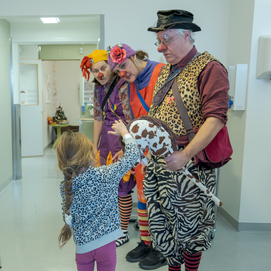 Barn klappar häst